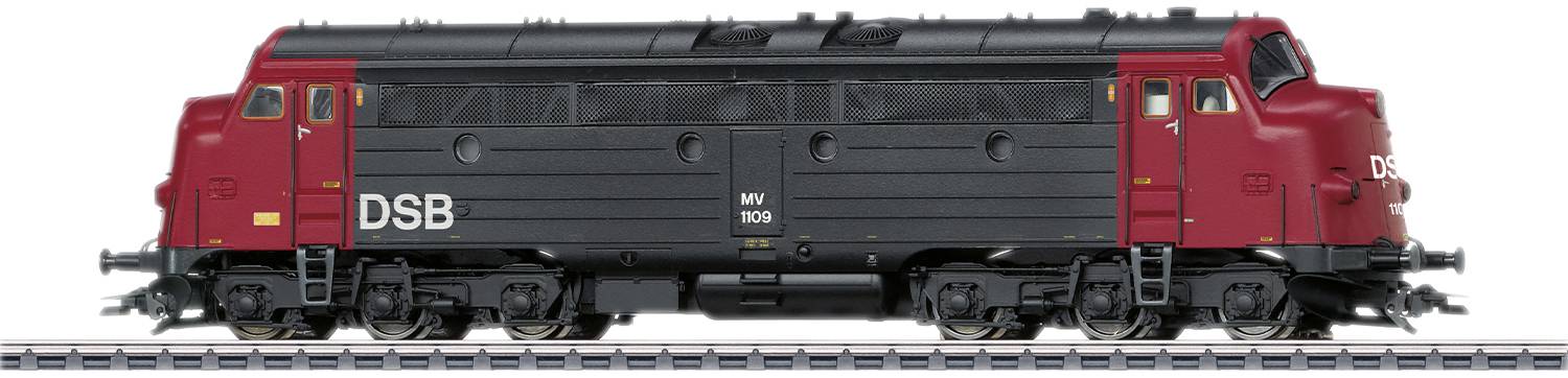 Schwarze und rote Lokomotive der DSB auf einem Gleis, seitliche Ansicht.
