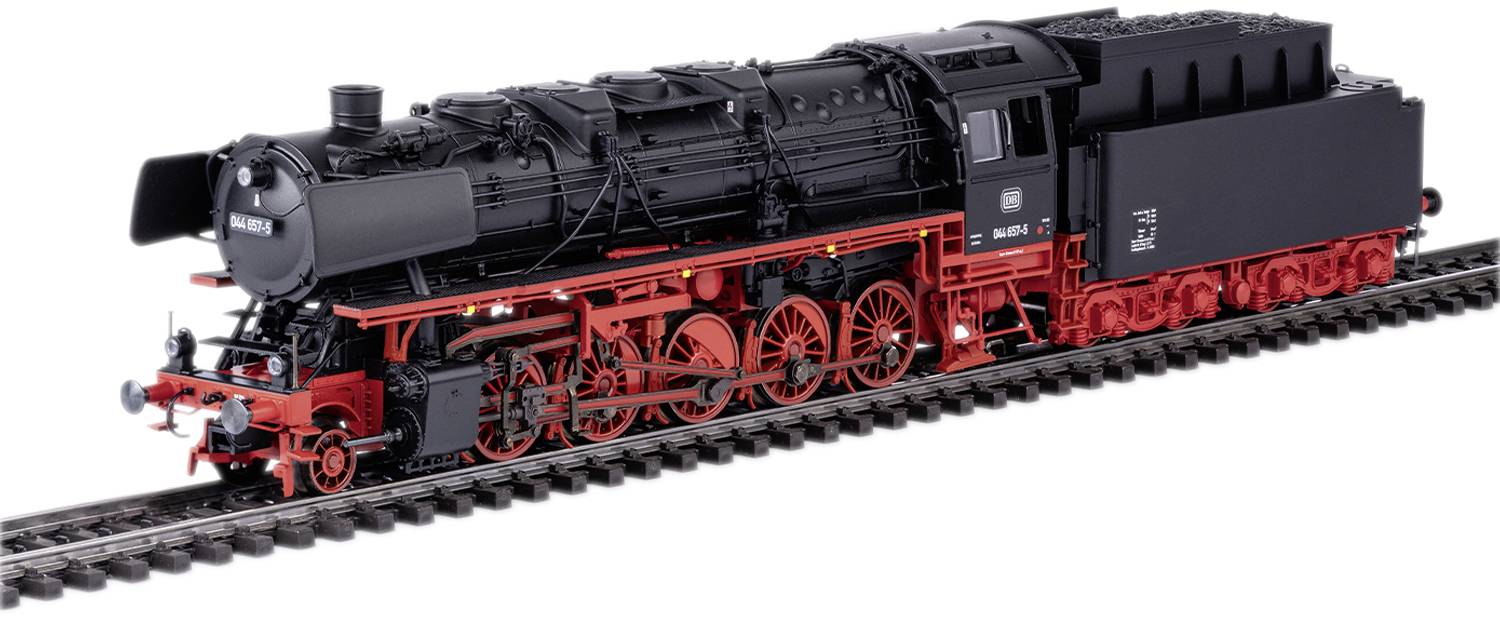 Eine schwarze Dampflokomotive mit roten Rädern auf einem Gleis. Sie hat eine markante, klassische Form und detaillierte Elemente.