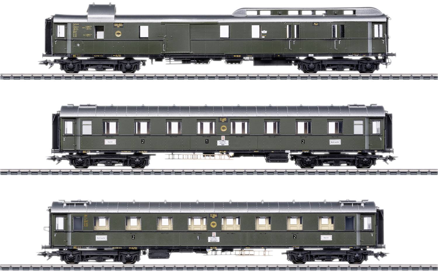 Drei grüne Modelleisenbahnwaggons auf Schienen, jeder mit unterschiedlichen Details und Fenstern, in einem seitlichen Profil gezeigt.