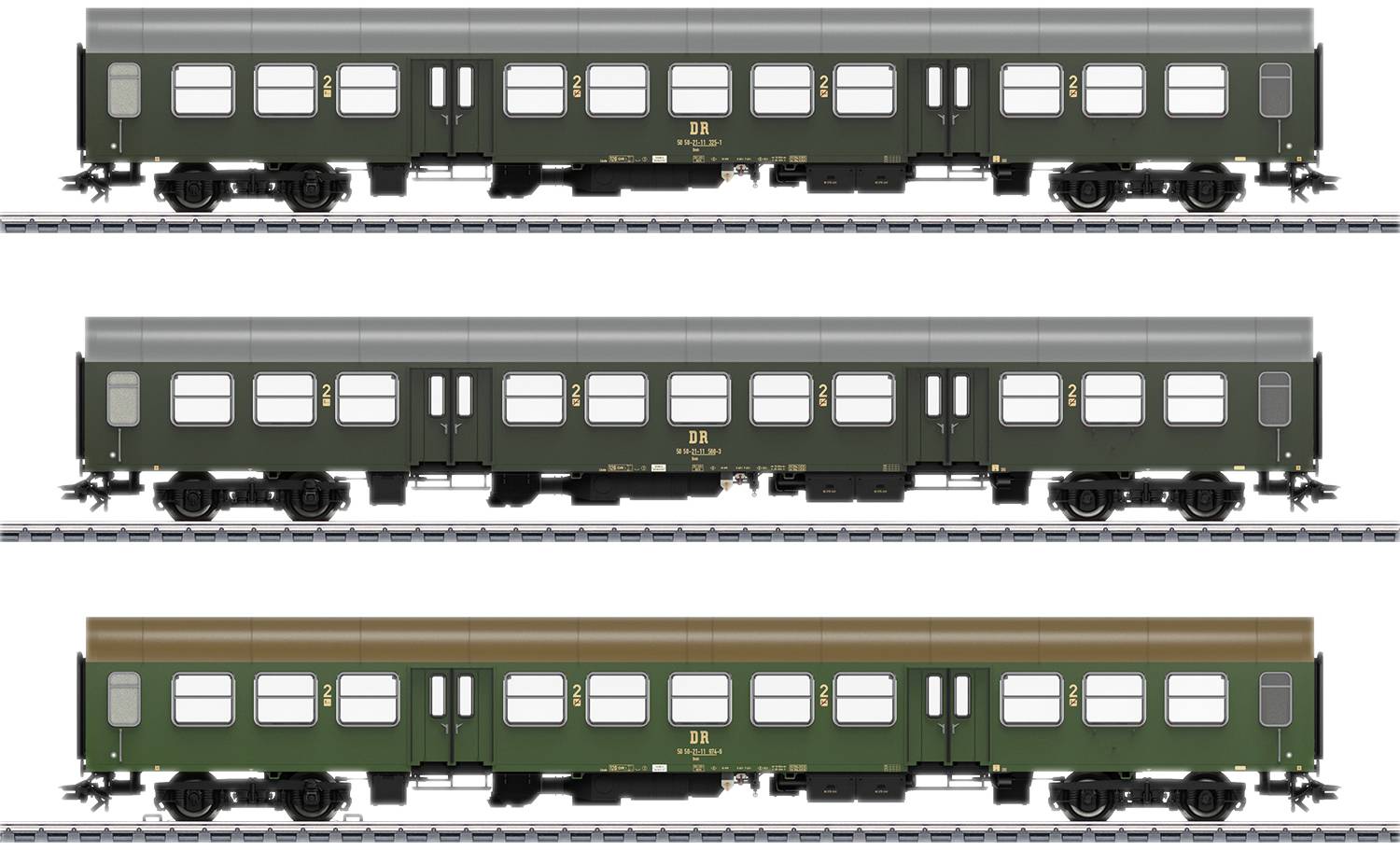 Drei grüne Bahnwagen auf Gleisen, jeweils mit unterschiedlichen Fenstergestaltungen und Dachfarben. Modelle zur Darstellung von Zugdesigns.