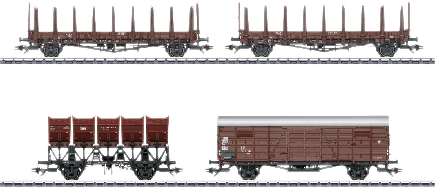 Eine Abbildung von vier verschiedenen Modelleisenbahnwagen auf Schienen: zwei offene Güterwagen, ein gedeckter Güterwagen und ein Holztransportwagen.