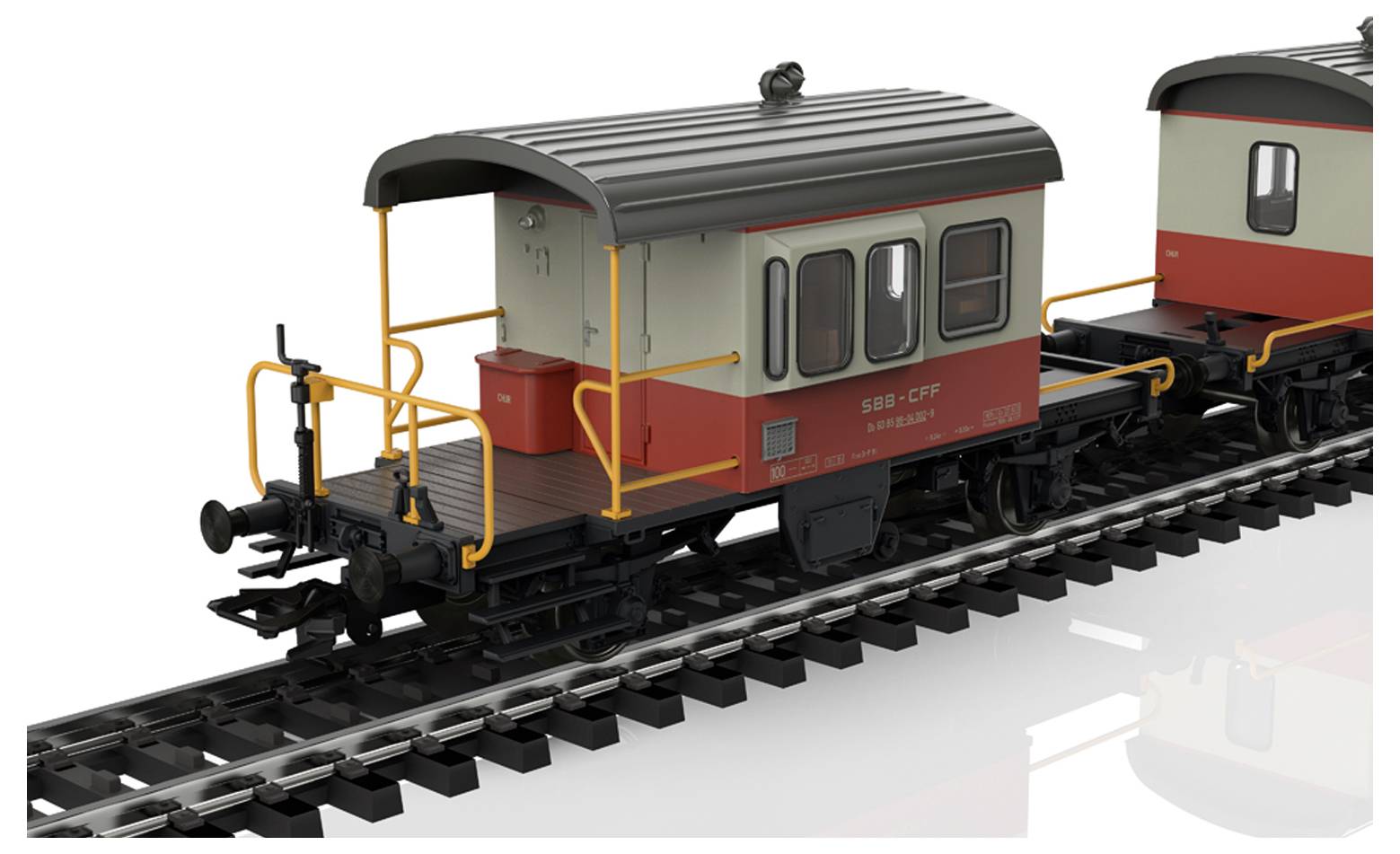 Alter Güterzugwagen mit rot-beigem Gehäuse und schwarzem Dach, steht auf Gleisen. Gelbe Sicherheitsgeländer sind sichtbar.