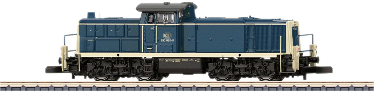 Ein blau-beiges Modell einer Diesellokomotive steht auf einem Gleis. Die Lokomotive ist detailliert gestaltet und wirkt realistisch.