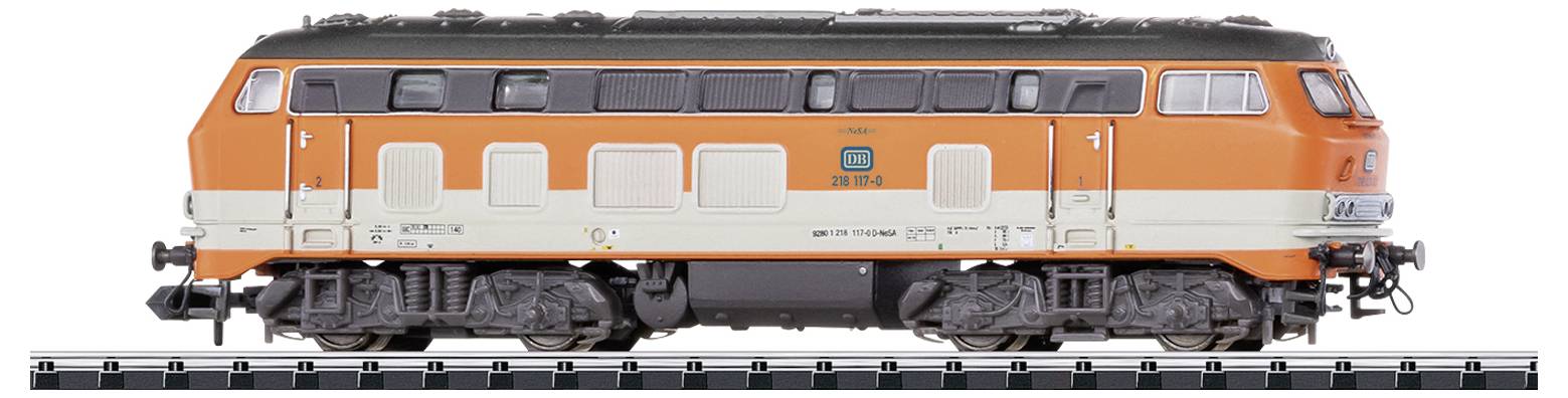 Seitenansicht einer orange-weißen Modelllokomotive auf Gleisen, Typ DB Baureihe 218, mit vielen Details auf lackierter Oberfläche.