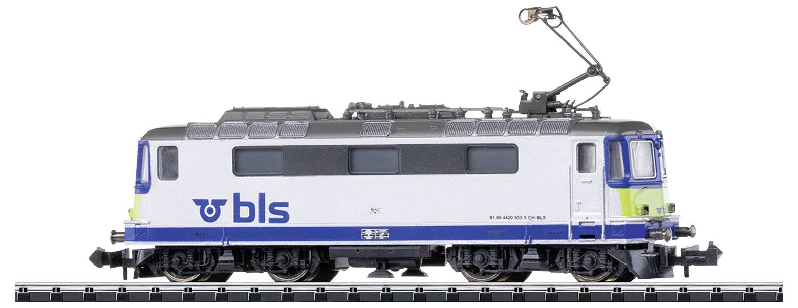 Lokomotive im seitlichen Profil mit 'bls'-Logo, auf Gleis stehend.