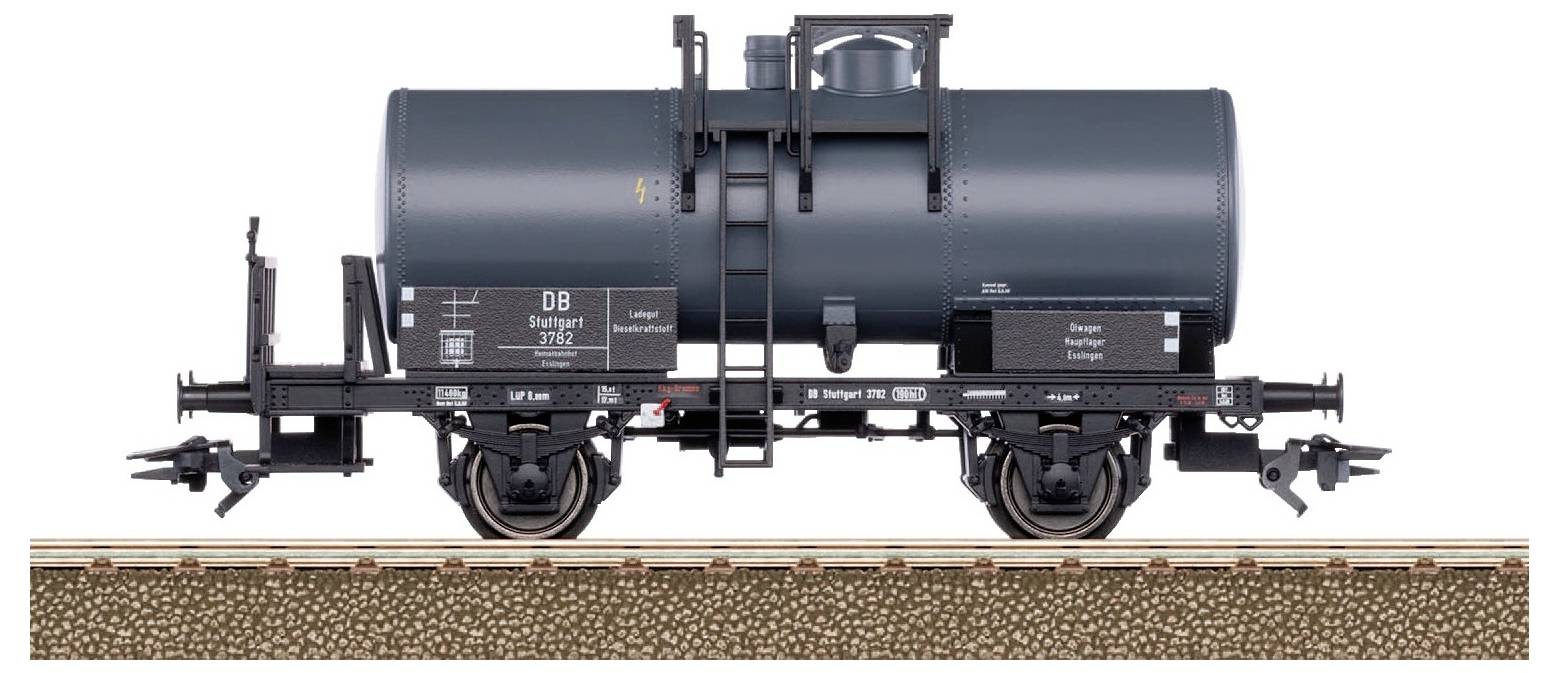 Ein grauer Kesselwagen auf Schienen. Der Wagen trägt die Aufschrift 'DB Stuttgart'. Geeignet für den Transport von Flüssigkeiten.