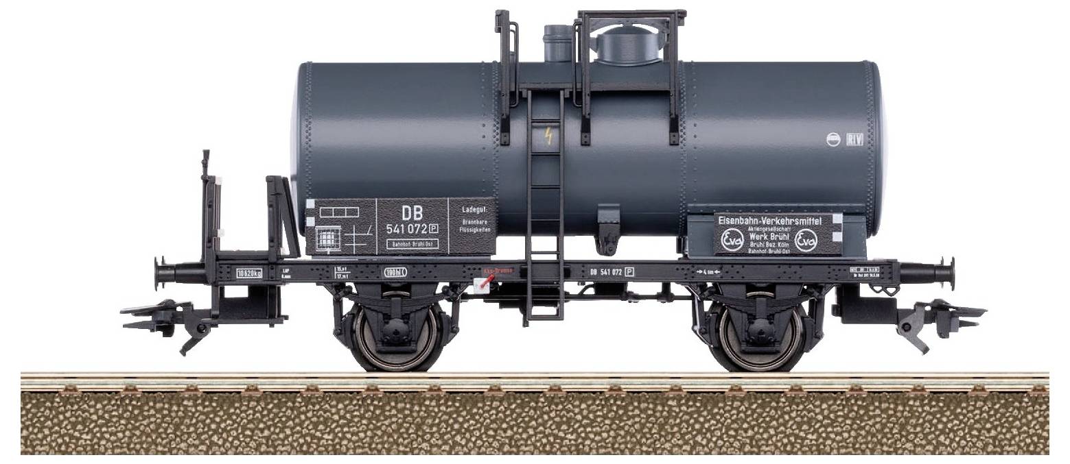 Seitenansicht eines blauen Güterwaggons auf einem Gleis. Der Waggon trägt die Aufschrift DB und ist für den Transport von Flüssigkeiten ausgelegt.