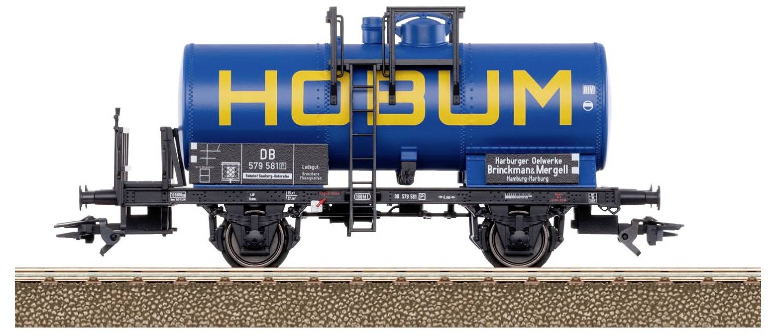 Blauer Tankwaggon mit gelbem 'HOBUM'-Schriftzug auf Bahngleis. Darunter kleinere Details zu Hersteller und Waggonbeschriftung.