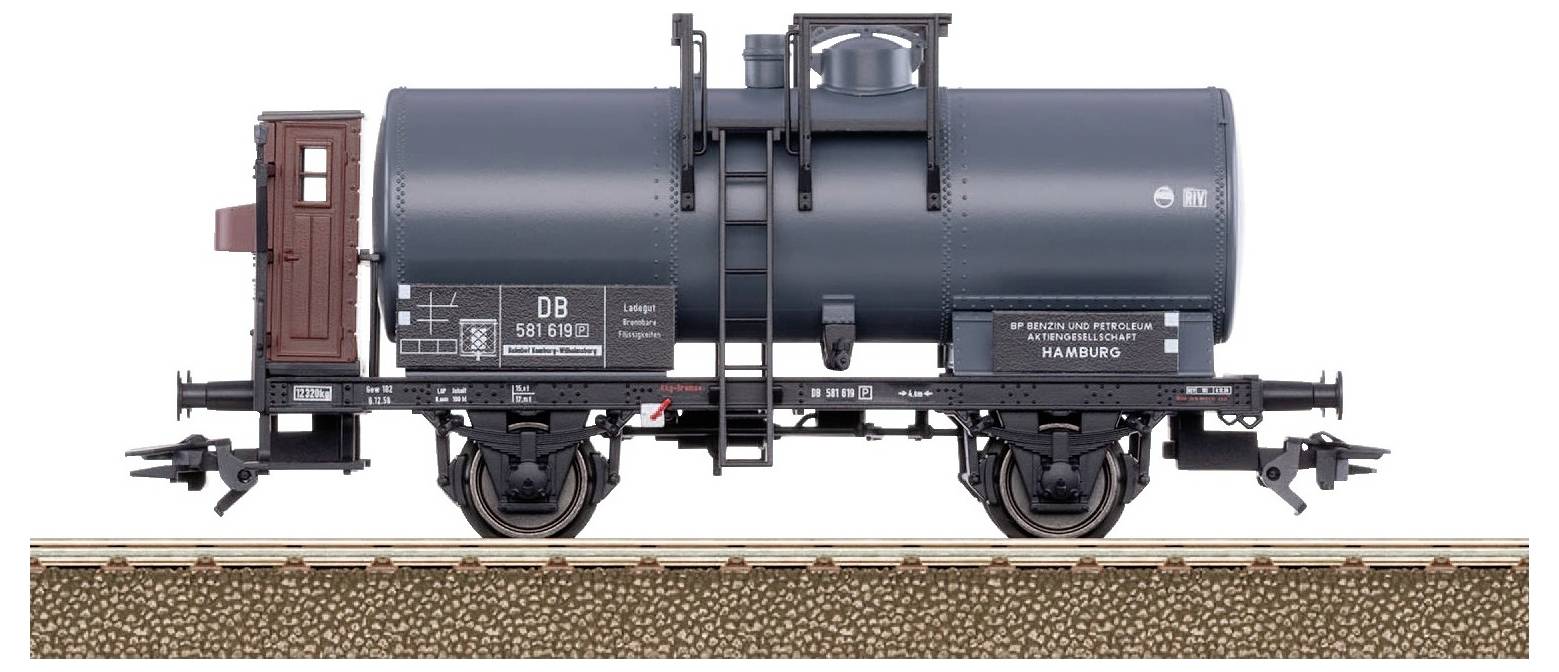 Ein Modell eines schwarzen Kesselwagens auf einem Gleisabschnitt. Links befindet sich ein brauner Aufbau für den Bremser.