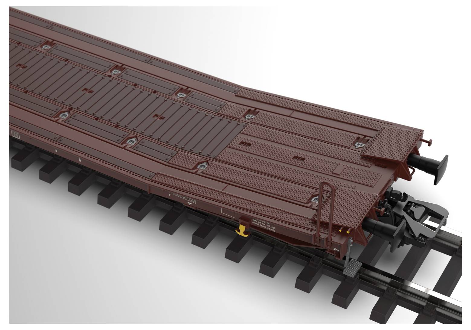 Braunes Modell eines Güterwaggons auf Schienen, detaillierte Oberflächenstruktur, kein sichtbarer Hintergrund.