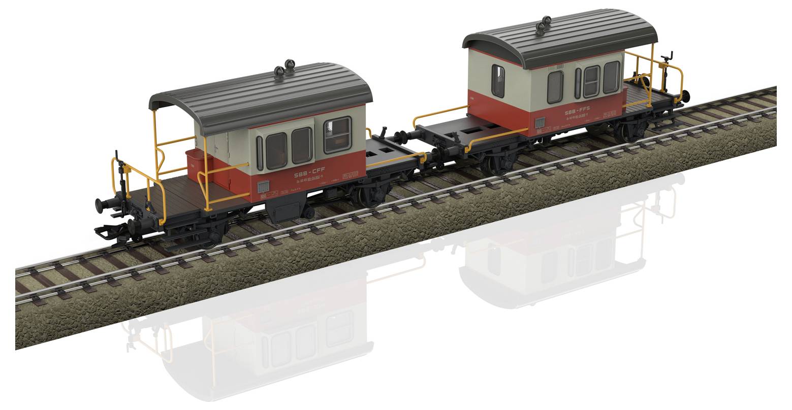 Zwei rot-weiße Güterwaggons auf Schienen. Die Waggons sind mit einem Rahmen verbunden und haben eine graue Dachabdeckung.