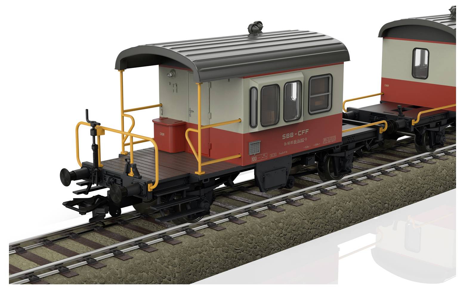 Ein Modell eines roten und grauen Güterwagens der SBB-CFF auf einem Gleis, mit orangen Geländern und einem gepäckträgerspezifischen Dach.