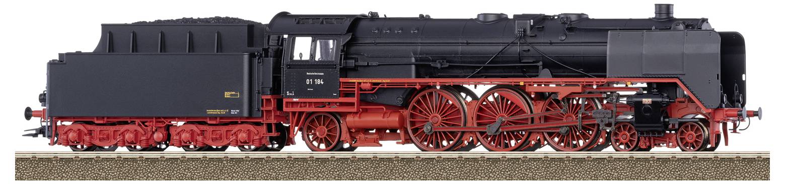 Eine schwarze Dampflok mit roten Rädern und Details steht auf einem Gleis. Sie ist detailliert und zeigt ein klassisches Design.