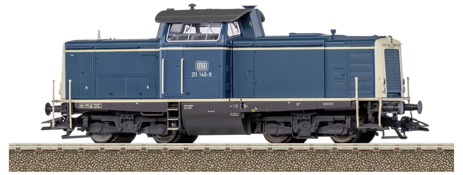 Ein blaues Modell einer deutschen Diesellok auf einem Gleis. Das Lokmodell zeigt Details wie Fenster, Türen und das DB-Logo.