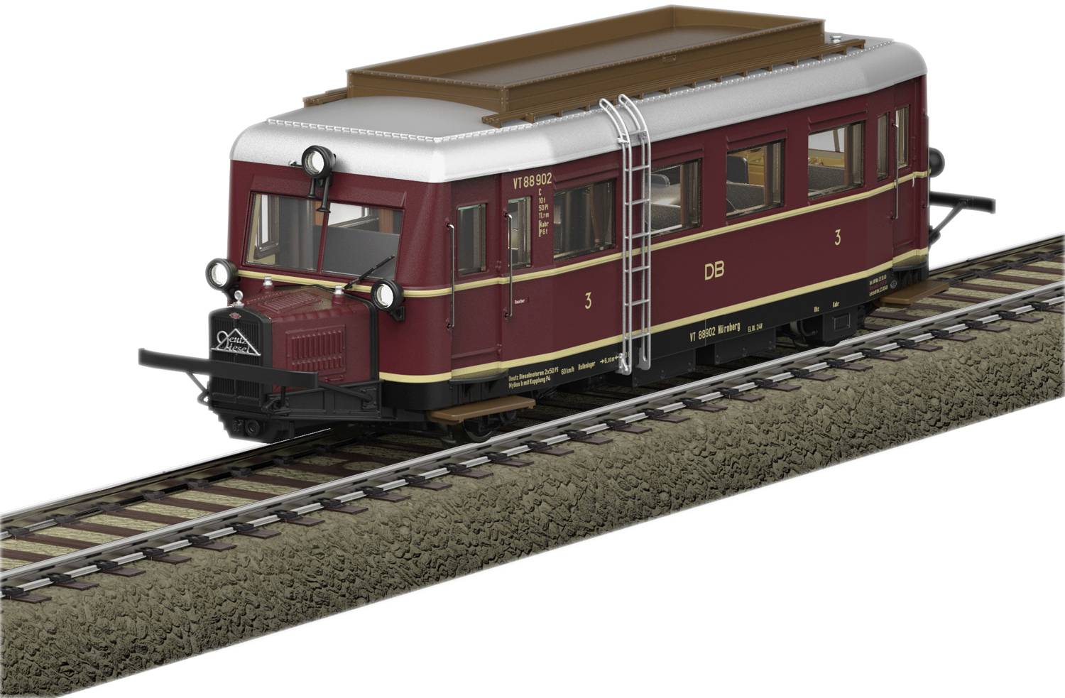 Ein roter Schienenbus der Deutschen Bahn fährt auf einem Gleis. Der Bus hat eine Nummerierung und Details an der Seite.