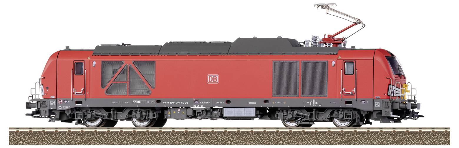 Rote Lokomotive der Deutschen Bahn seitlich auf Gleis, ohne sichtbare Schrift oder Gelände, vor weißem Hintergrund.