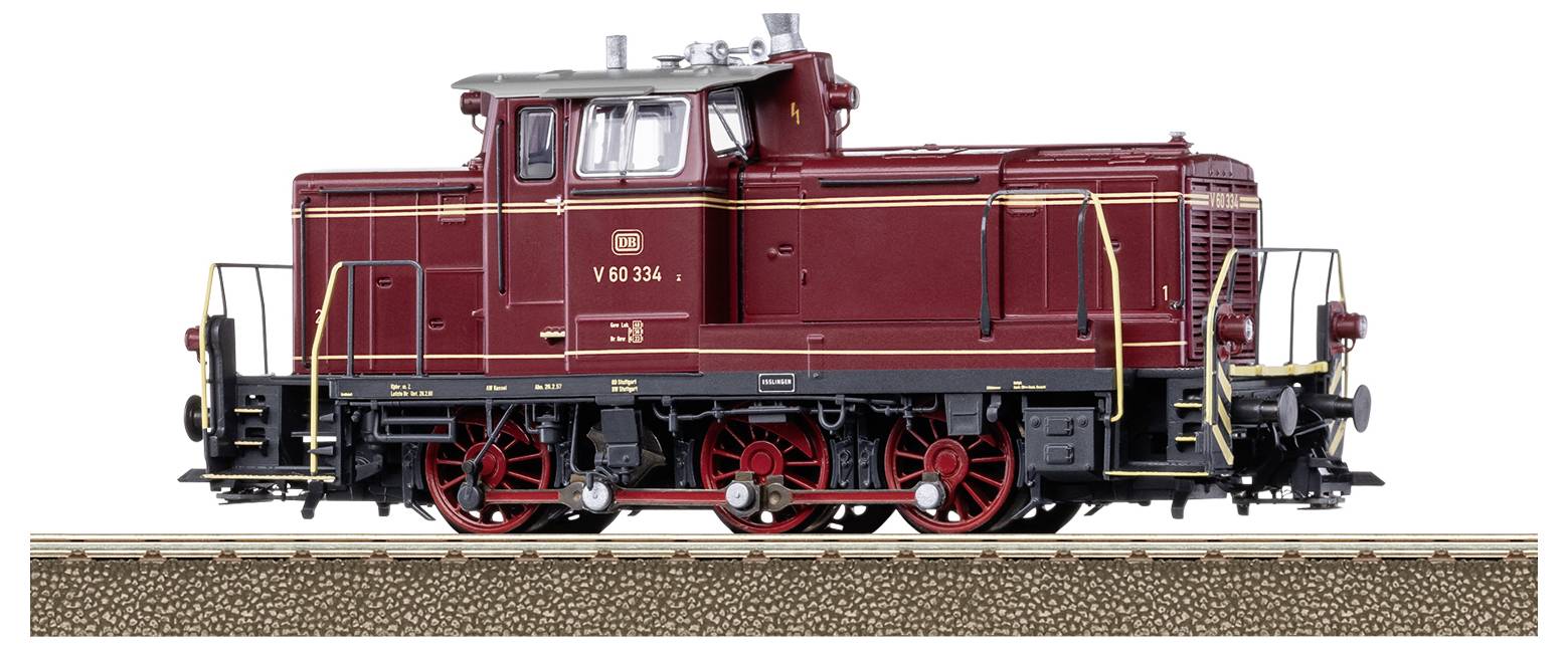 Eine rote Diesellokomotive mit der Bezeichnung 'V 60 334' steht auf einem Gleis. Sie hat schwarze und rote Details sowie eine Fahrerkabine.