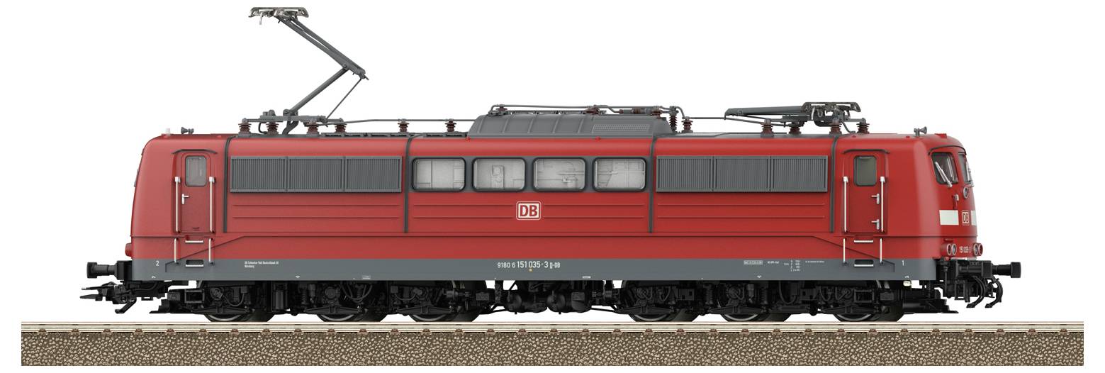 Rote Elektrolokomotive auf einem Gleis, Seitenansicht. Lokomotivnummer und Logo sind sichtbar. Zugfahrt auf Gleisen dargestellt.