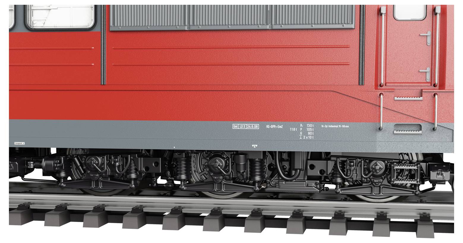 Ein roter Eisenbahnwaggon, dessen unterer Teil mit Fahrwerk und Rädern sichtbar ist, steht still auf Gleisen.