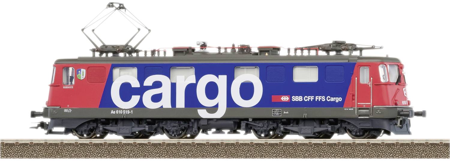 Eine SBB CFF FFS Cargo-Lokomotive auf einem Gleis. Die Lokomotive hat ein rot-blaues Design und trägt den Schriftzug 'cargo'.