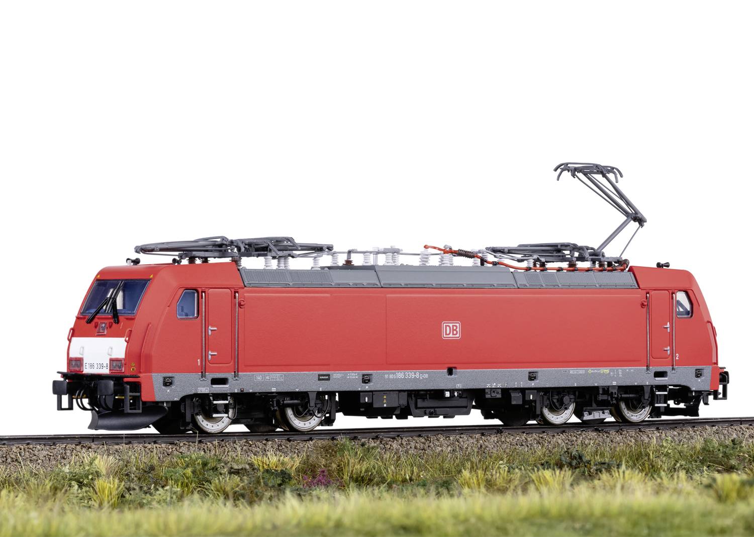 Rote Elektrolokomotive, seitlich auf Schienen fotografiert, erkennbar am Logo der Deutschen Bahn, vor weißem Hintergrund.