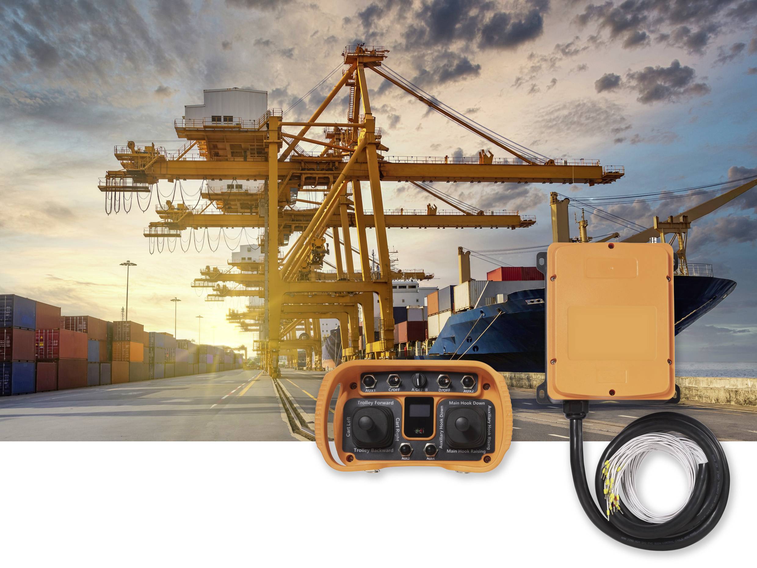 Blick auf einen Containerhafen mit Verladekränen und Containerschiffen im Hintergrund und einem funkgesteuerten Steuergerät im Vordergrund.