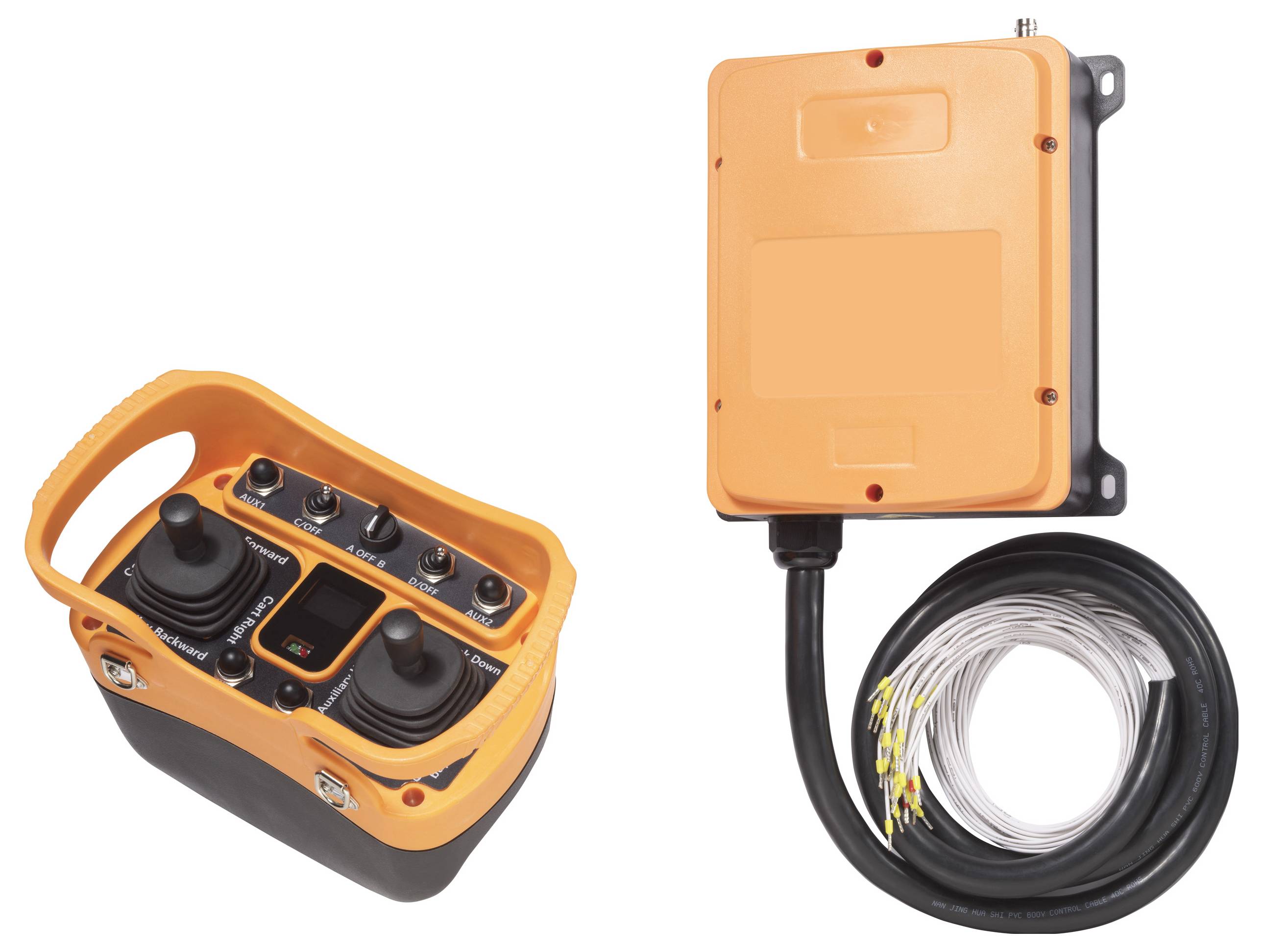 Zwei orangefarbene Industriesteuergeräte mit Joysticks und Kabeln. Eines der Geräte hat mehrere Bedienelemente, das andere ein Display.