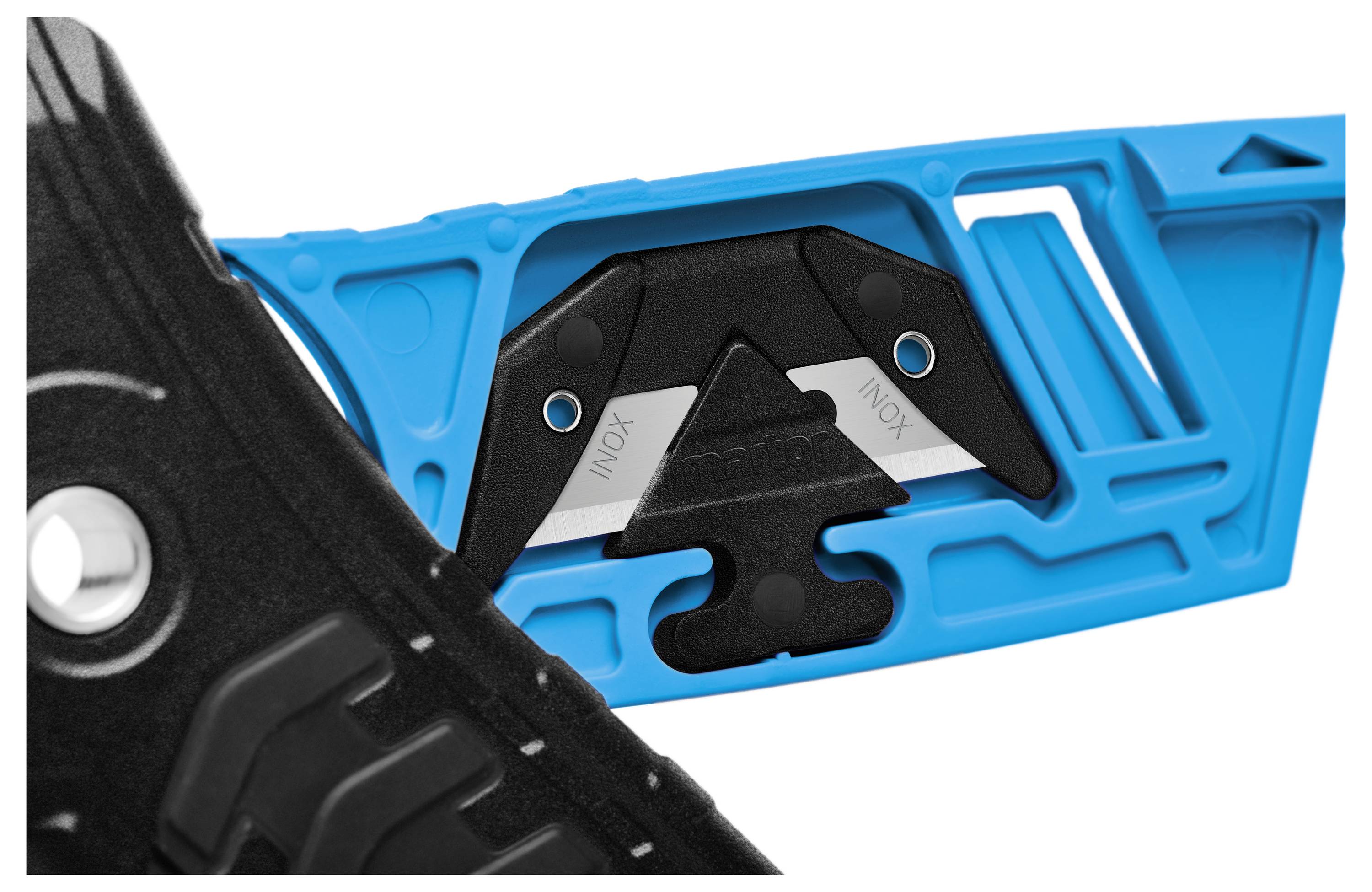 Nahaufnahme eines blauen Werkzeugs mit schwarzem Griff und austauschbarem Doppel-Inox-Klingenmechanismus.