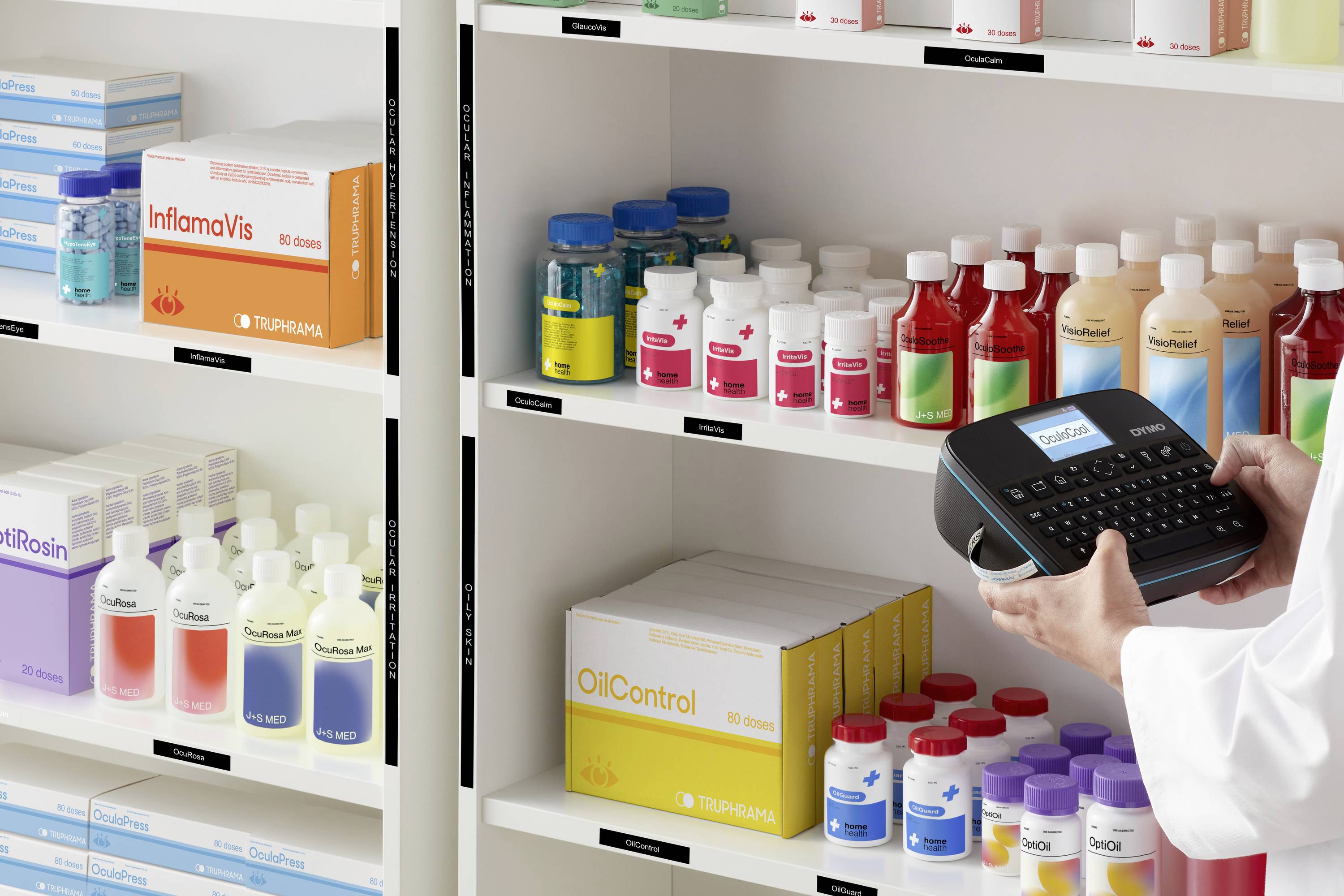 Ein Arzt benutzt ein Etikettiergerät, um Medikamente in einem Apothekenschrank zu organisieren. Viele bunte Flaschen und Schachteln sind sichtbar.