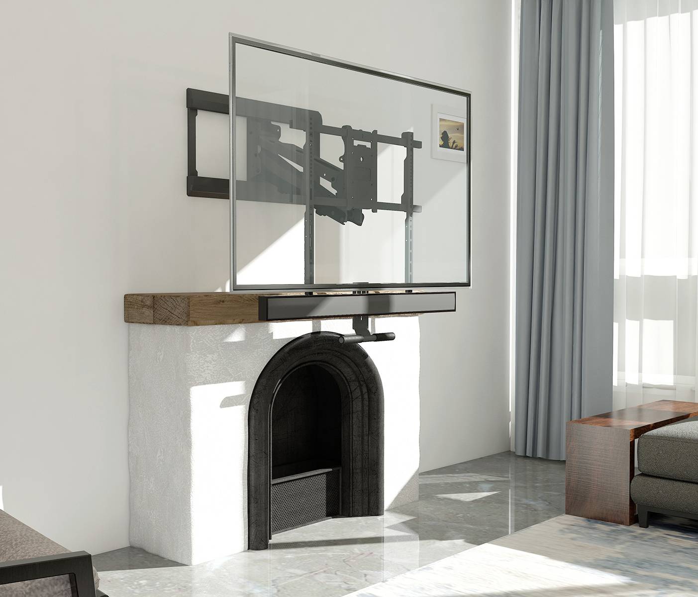 Ein Flachbildfernseher ist an einem Wandhalter über einem nicht benutzten Kamin montiert. Ein Sofa steht rechts im Bild.