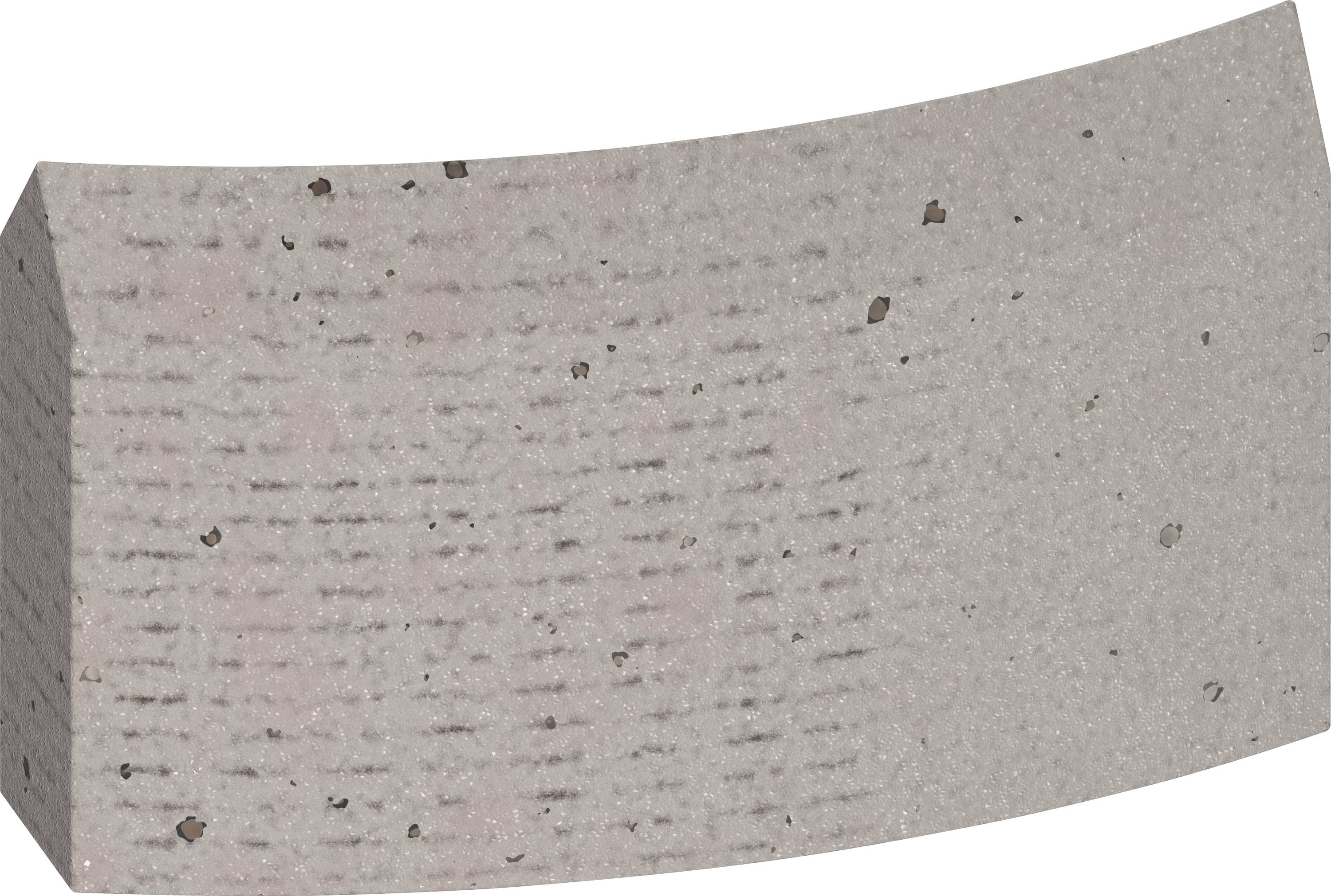 Ein grauer, leicht gebogener Ziegelstein mit einer feinen, punktierten Textur und einigen kleinen, dunklen Flecken auf der Oberfläche.