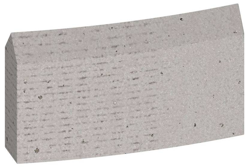Grauer, leicht gebogener Betonblock mit rauer, texturierter Oberfläche. Mögliche Anwendung in Landschaftsgestaltung oder Bauprojekten.
