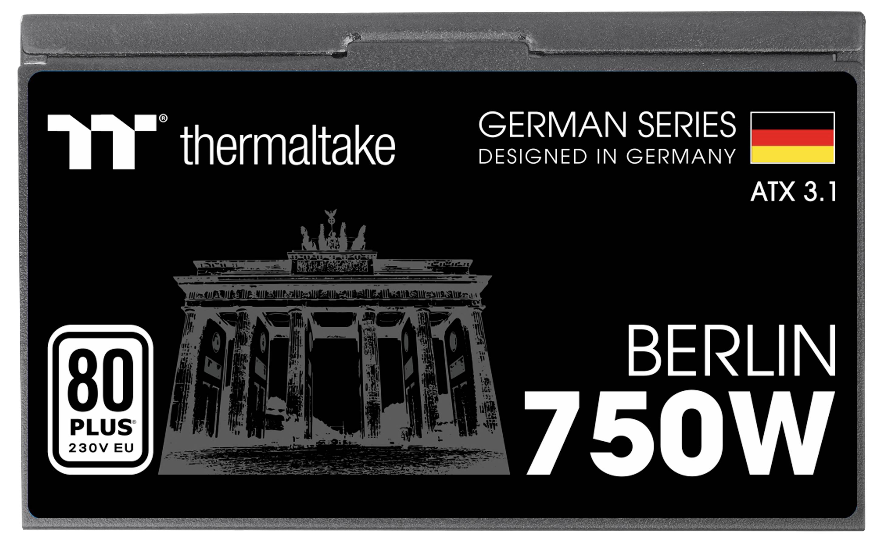 Ein Etikett mit der Aufschrift 'Berlin 750W', einem Bild des Brandenburger Tors und der deutschen Flagge. Marke: Thermaltake.
