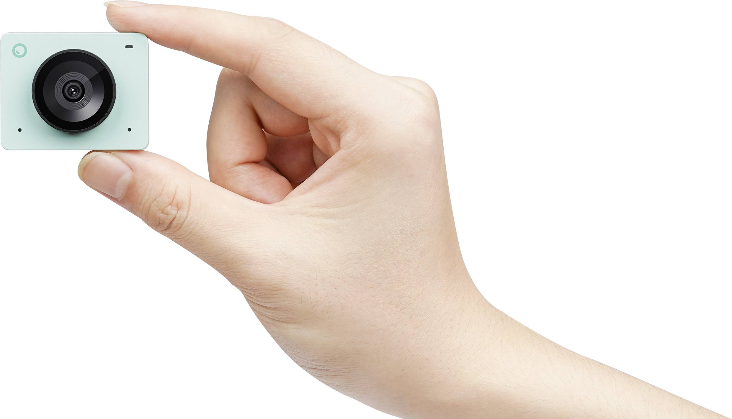 Eine Hand hält eine kleine, quadratische Kamera mit einem großen Objektiv.