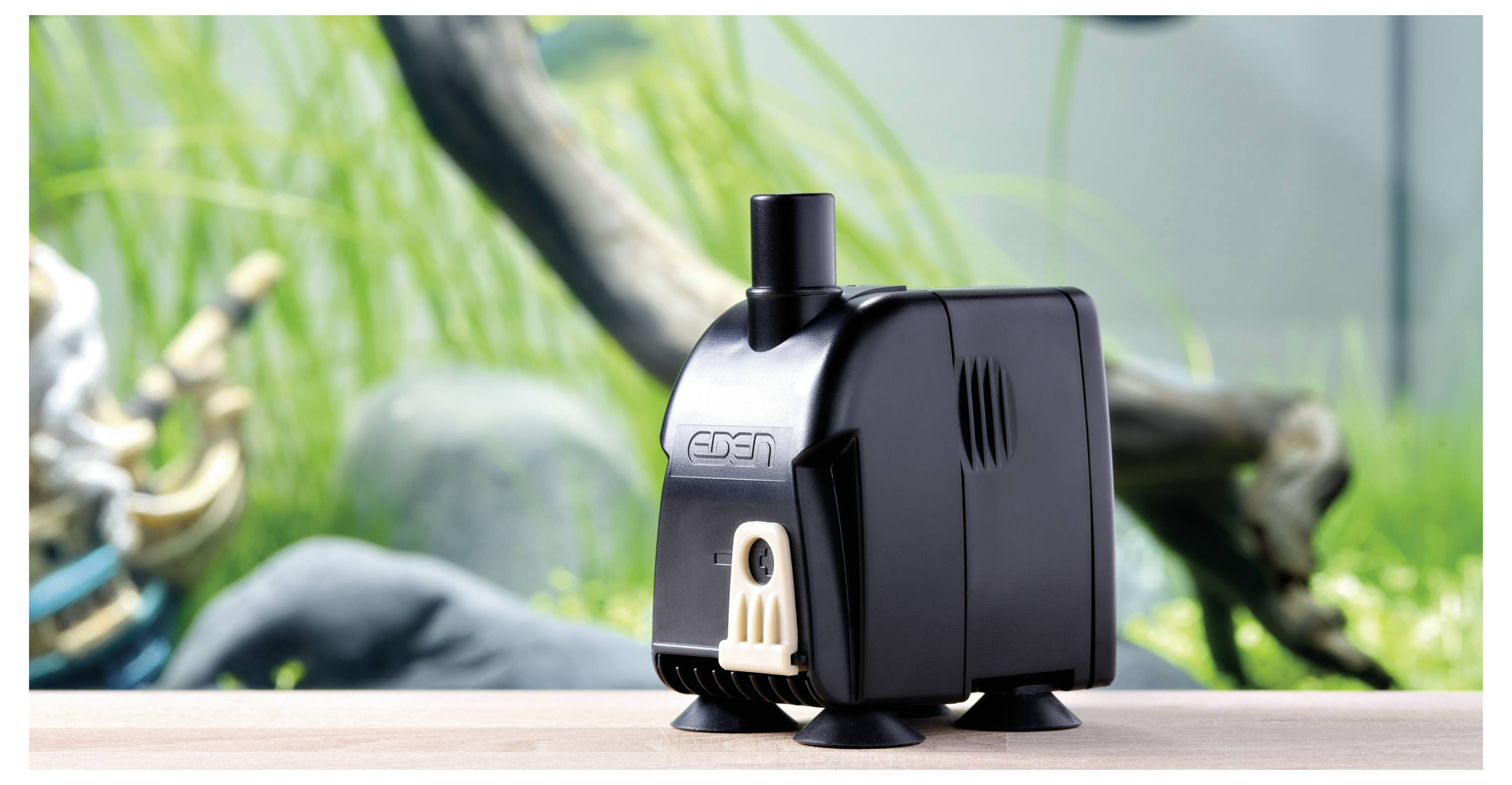 Ein schwarzer Flachbildschirm zeigt ein lebendiges rotes Bild mit Streifen von weißen und schwarzen abstrakten Elementen, aus einem oberen Winkel betrachtet.