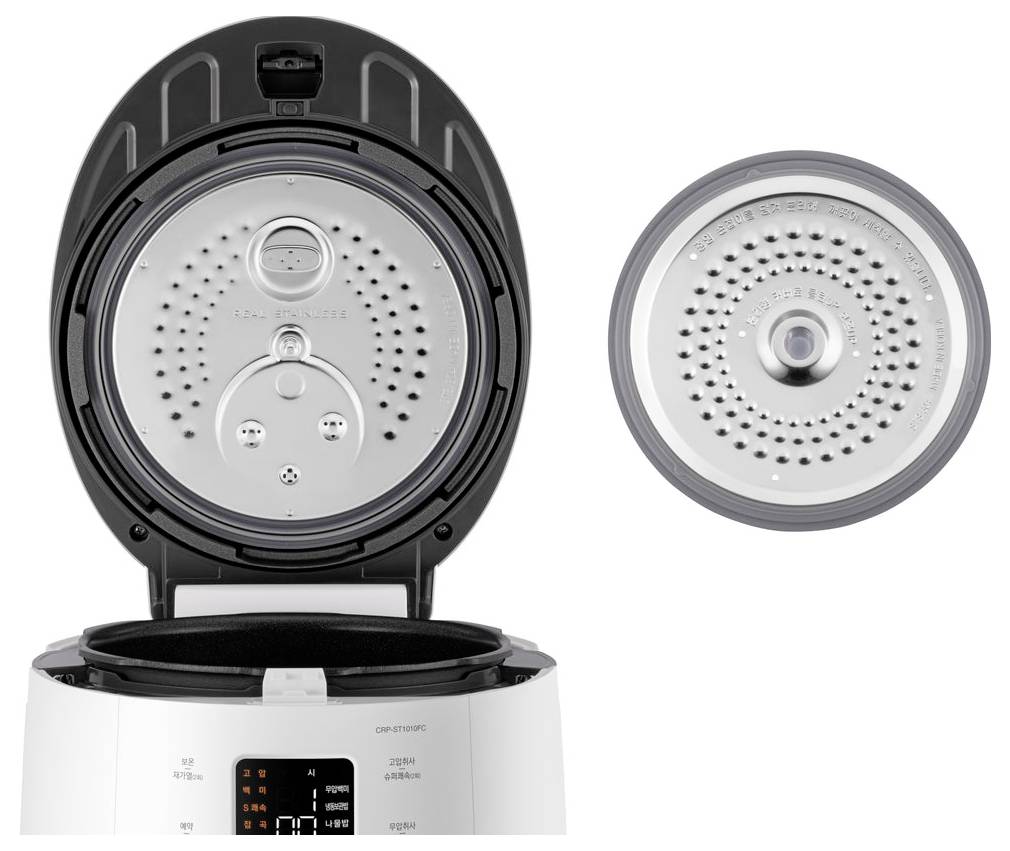 Reiskocher mit geöffnetem Deckel, zeigt das Innenleben. Rechts ist der abnehmbare, gelochte Dampfgarer-Einsatz zu sehen.