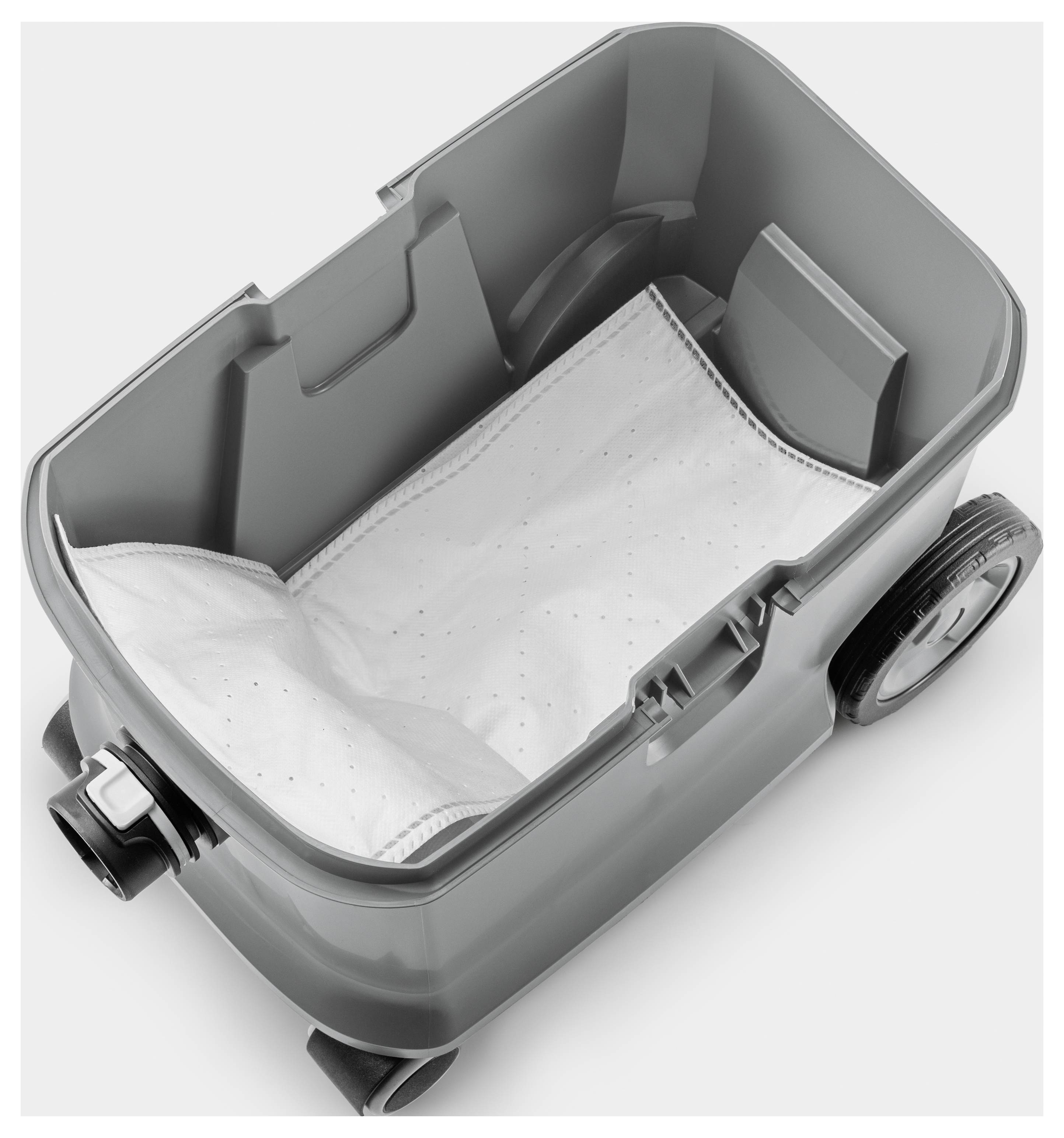 Abbildung eines grauen Staubsaugerbehälters mit eingelegtem weißen Filterbeutel, auf Rädern für Mobilität.