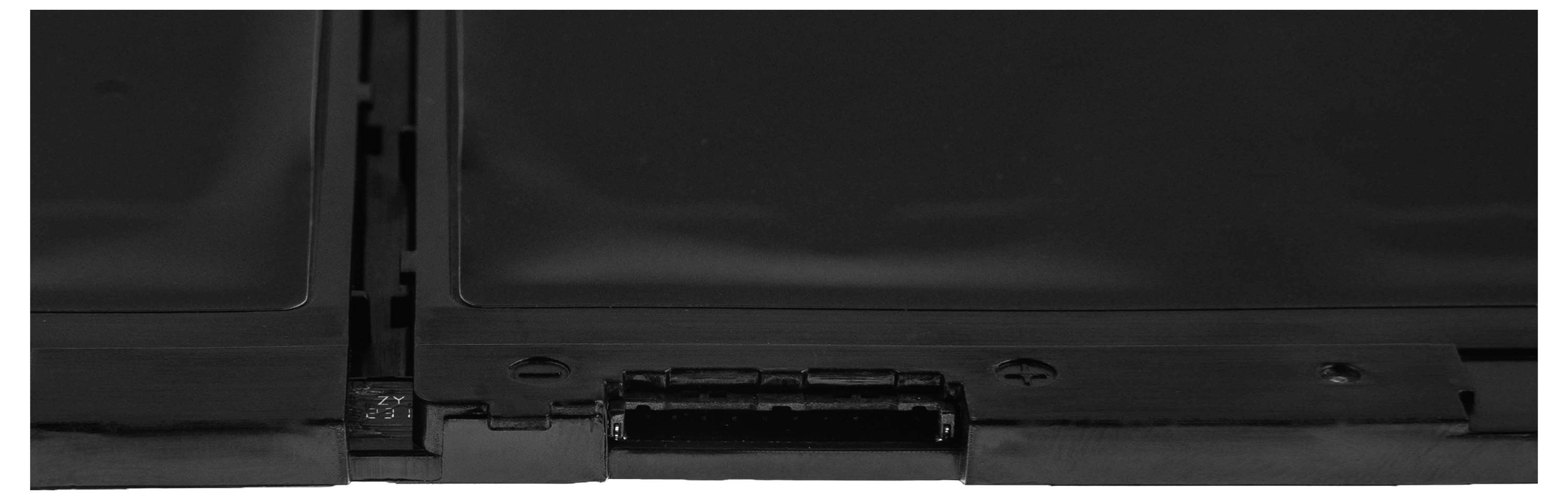 Nahaufnahme eines schwarzen Scharniers, das zwei Teile verbindet, vor einem dunklen Hintergrund.