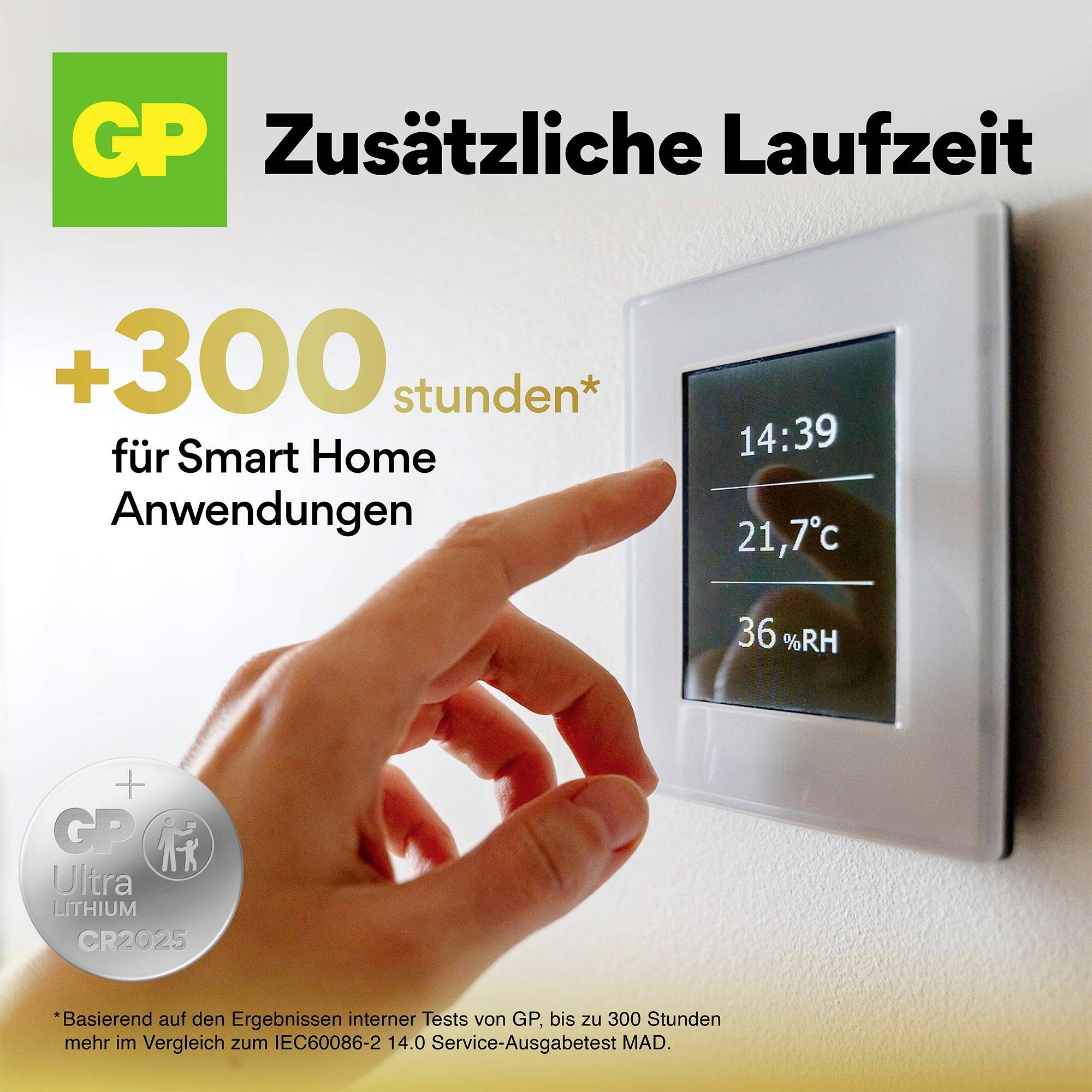 Eine Hand zeigt auf ein Smart-Home-Display mit Temperaturanzeige. Text: 'Zusätzliche Laufzeit +300 Stunden für Smart Home Anwendungen'.
