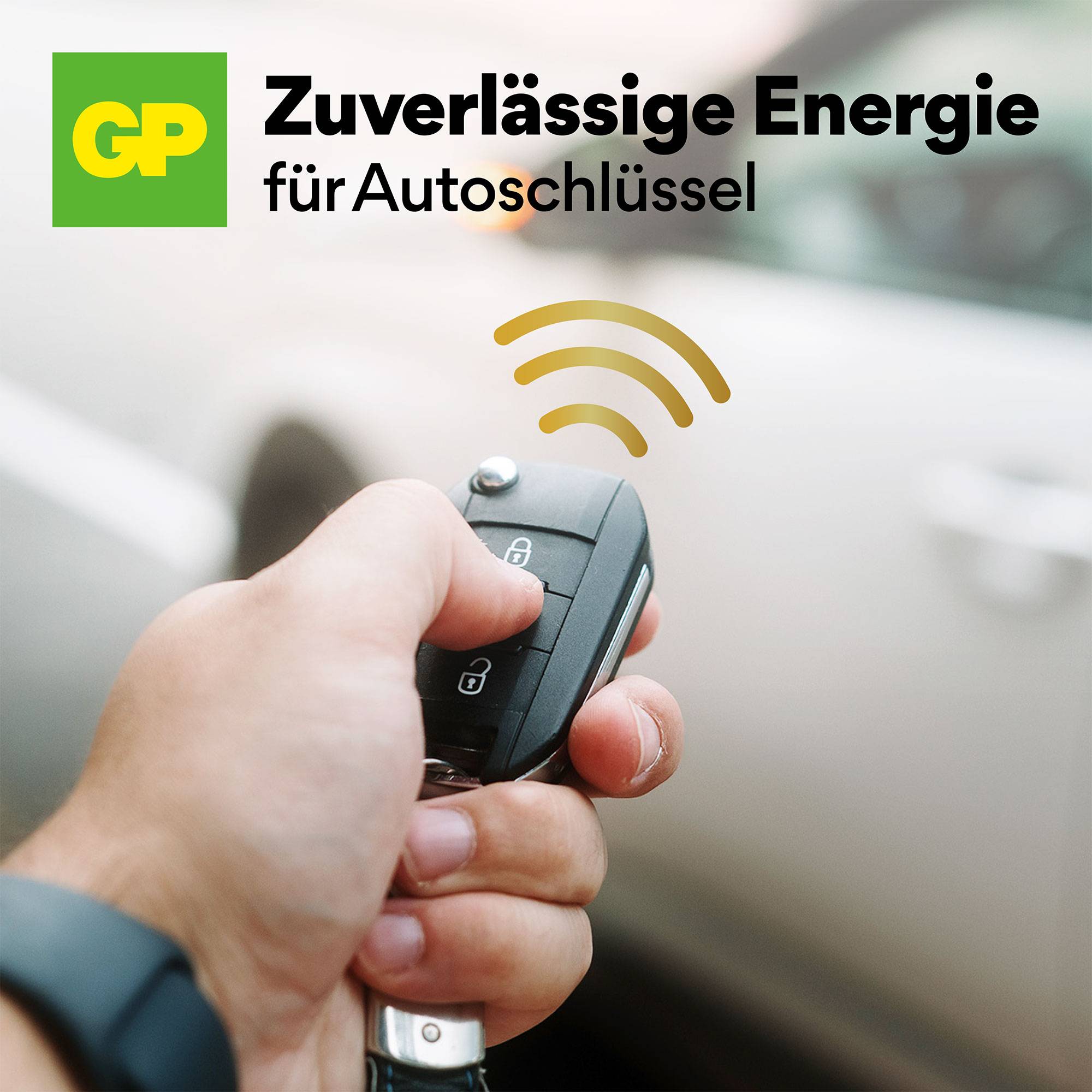 Eine Hand hält einen Autoschlüssel mit einem Funksignal. Im Hintergrund unscharf ein Auto. Text oben links: 'Zuverlässige Energie für Autoschlüssel'.