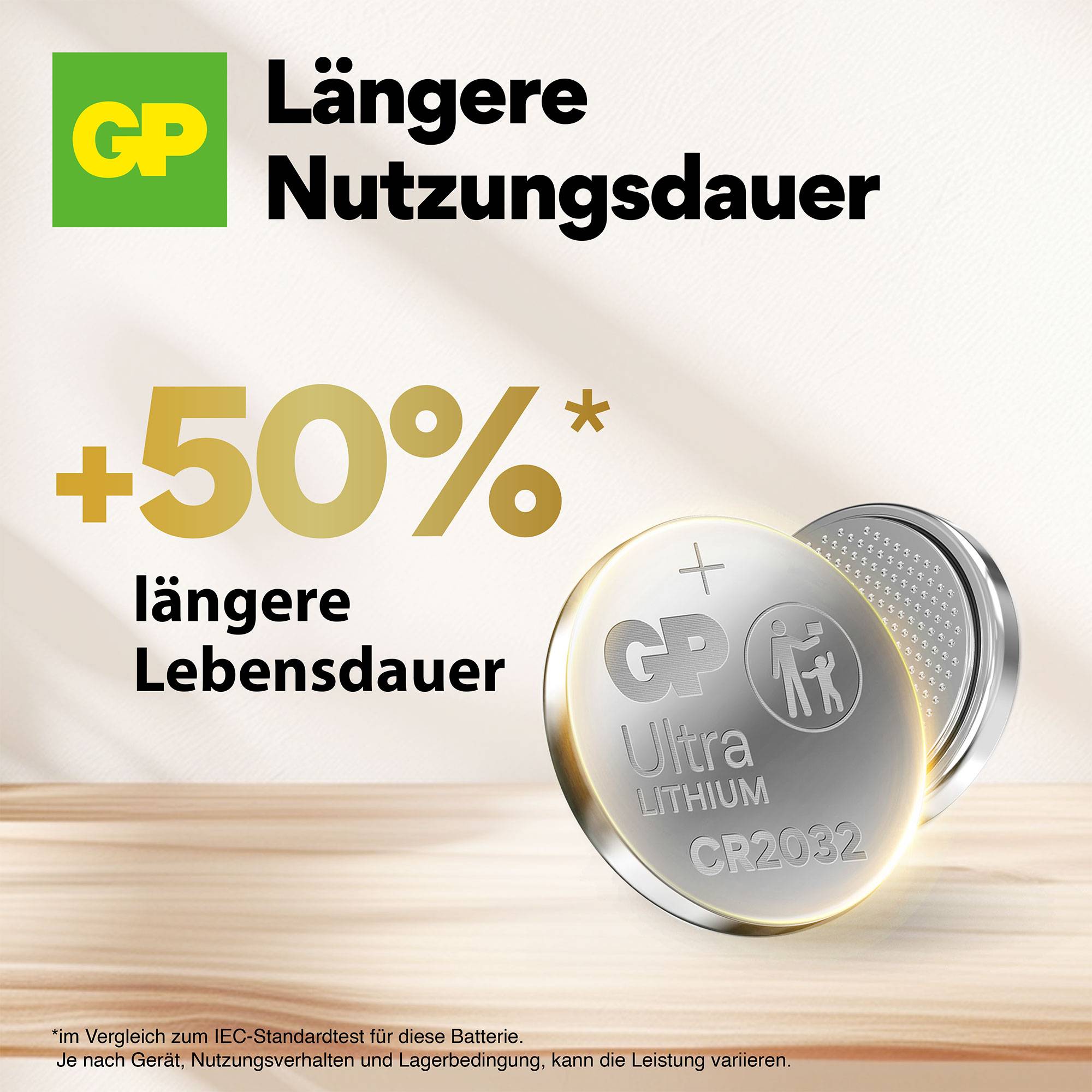 'GP Ultra Lithium CR2032 Batterie bietet 50% längere Lebensdauer.' Im Hintergrund eine Batterie, Text beschreibt verlängerte Nutzungsdauer.