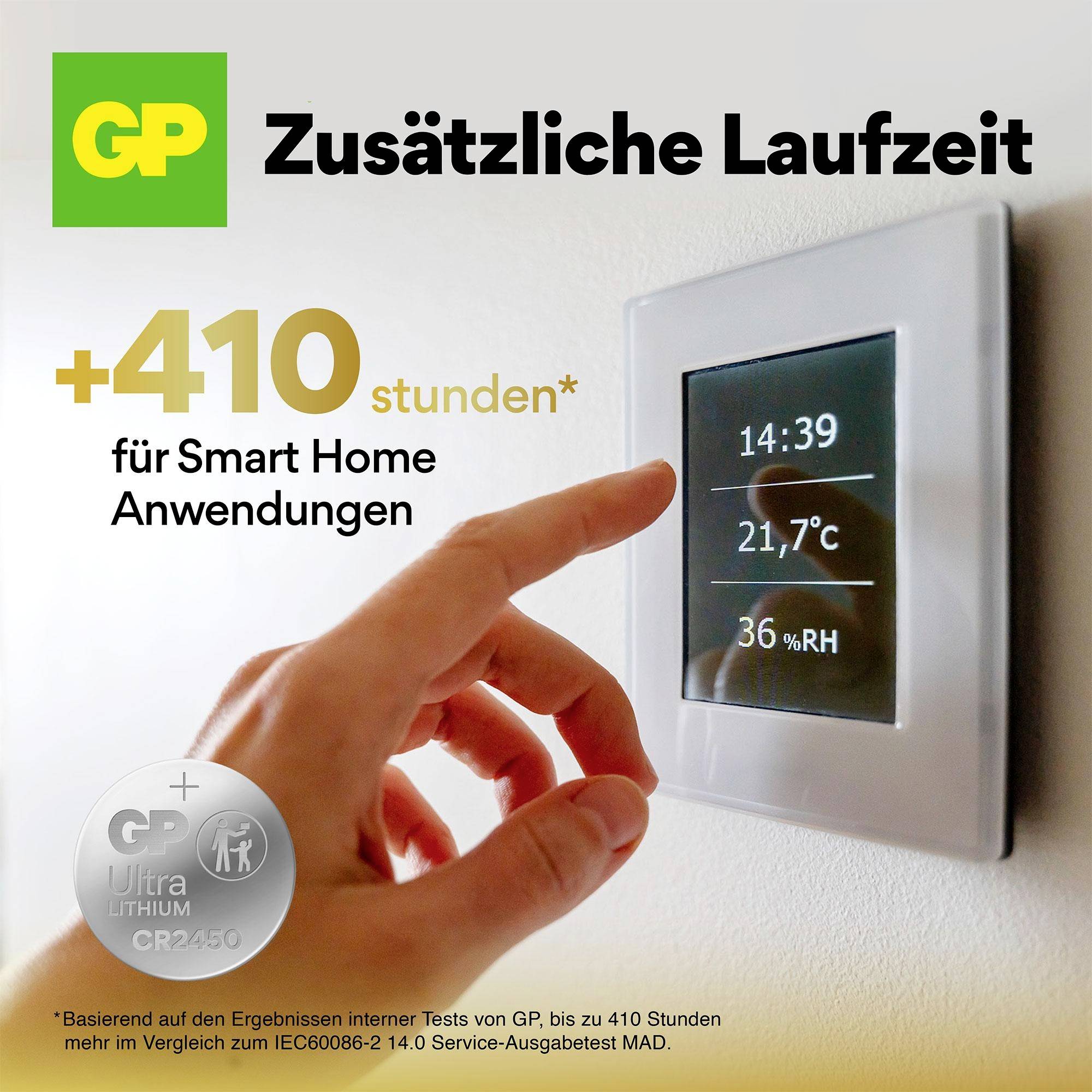 'Zusätzliche Laufzeit: +410 Stunden für Smart Home Anwendungen.' Ein Finger berührt ein Smart-Home-Display, das Uhrzeit und Temperatur anzeigt.