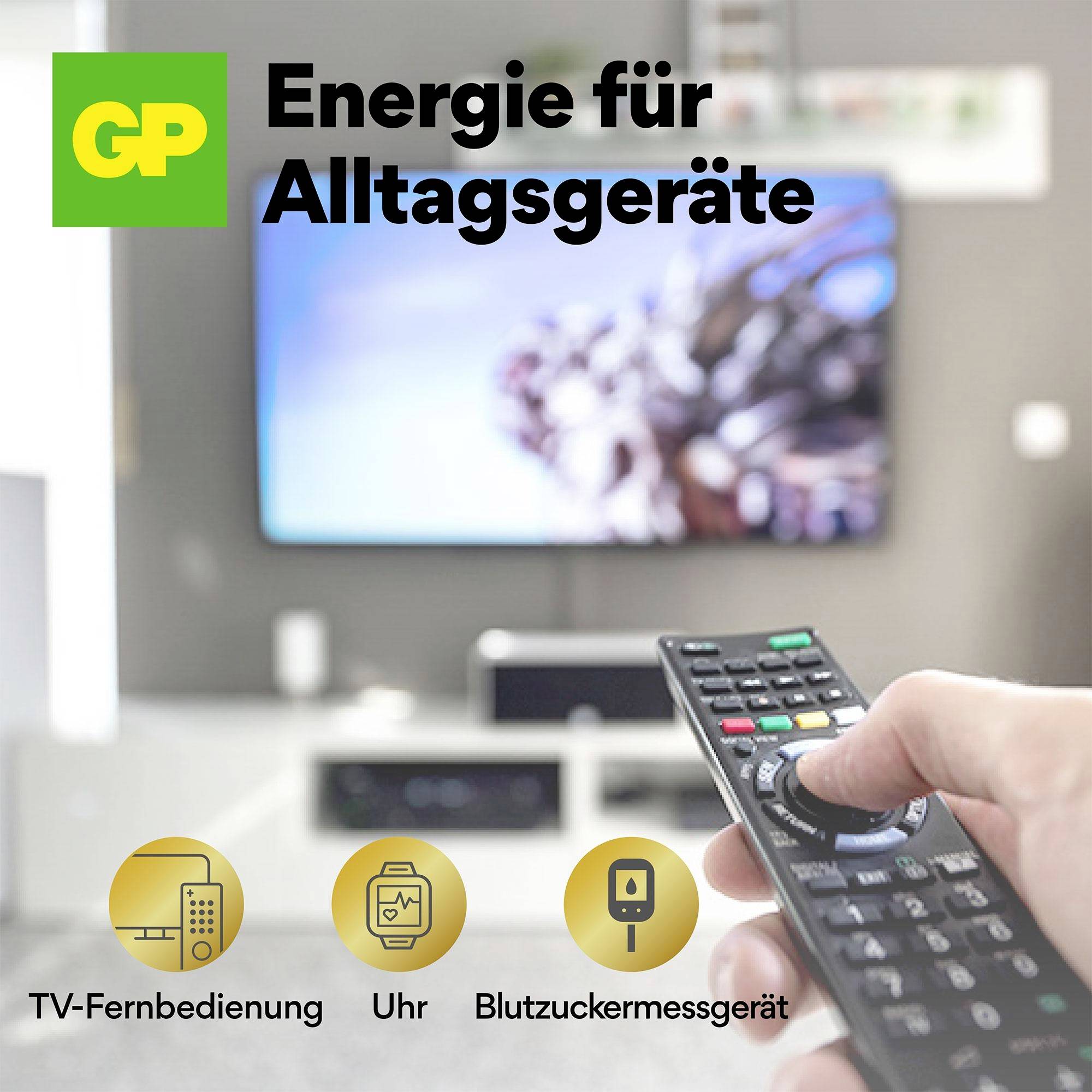 Eine Hand hält eine TV-Fernbedienung, unscharfer Fernseher im Hintergrund. Text: 'Energie für Alltagsgeräte'. Symbole für Uhr und Blutzuckermessgerät.