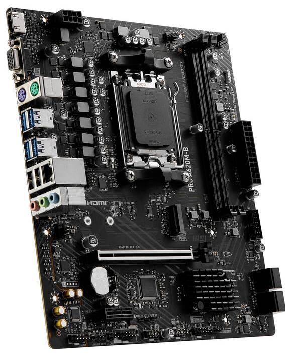 Eine schwarze Hauptplatine mit verschiedenen Steckplätzen, Anschlüssen und Komponenten, einschließlich RAM-Steckplätze, eines CPU-Sockels und USB-Anschlüssen.