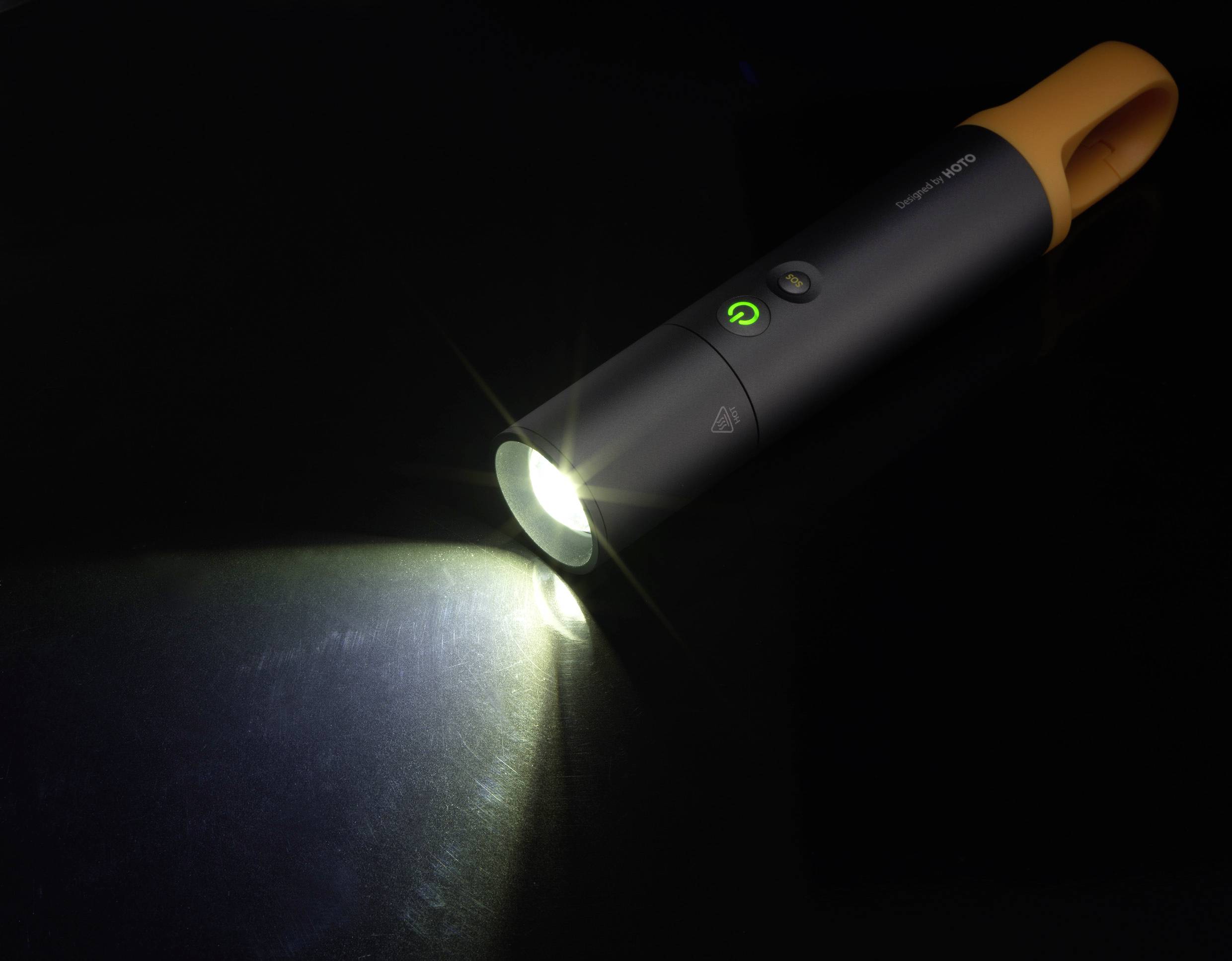 Taschenlampe leuchtet auf schwarzem Hintergrund.