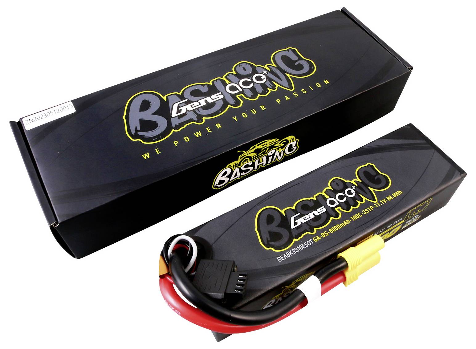 Eine schwarze Verpackung und ein Akku mit dem Markennamen 'Bashing' und Slogan 'We Power Your Passion', versehen mit Kabeln.