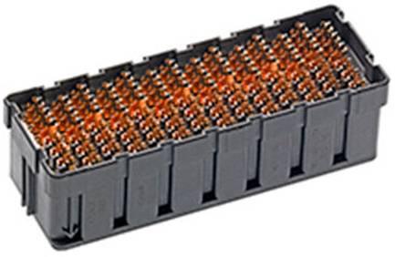 Ein rechteckiger elektronischer Stecker mit mehreren orangefarbenen Stiften, untergebracht in einem schwarzen Gehäuse.