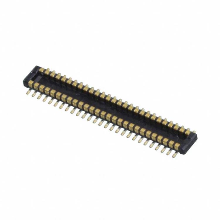 Ein schwarzer und goldener Elektrostecker mit mehreren Pins, der für elektronische Schaltungsverbindungen verwendet wird.