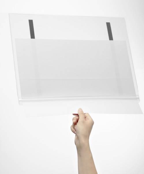 Eine Hand hält transparente Folien hoch, die teilweise übereinanderliegen.