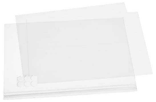 Durchsichtige Schutzfolie mit weißen, runden Klebepunkten in der linken unteren Ecke, gestapelt auf mehreren anderen Folien.